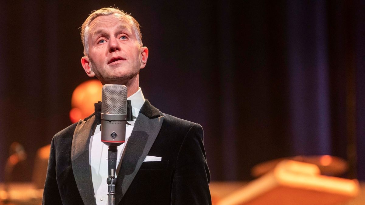 Max Raabe gastierte mit dem Palast Orchester in der Erfurter Messehalle, in der er mit Witz und Charme den Gästen den Sonntagabend versüßte.