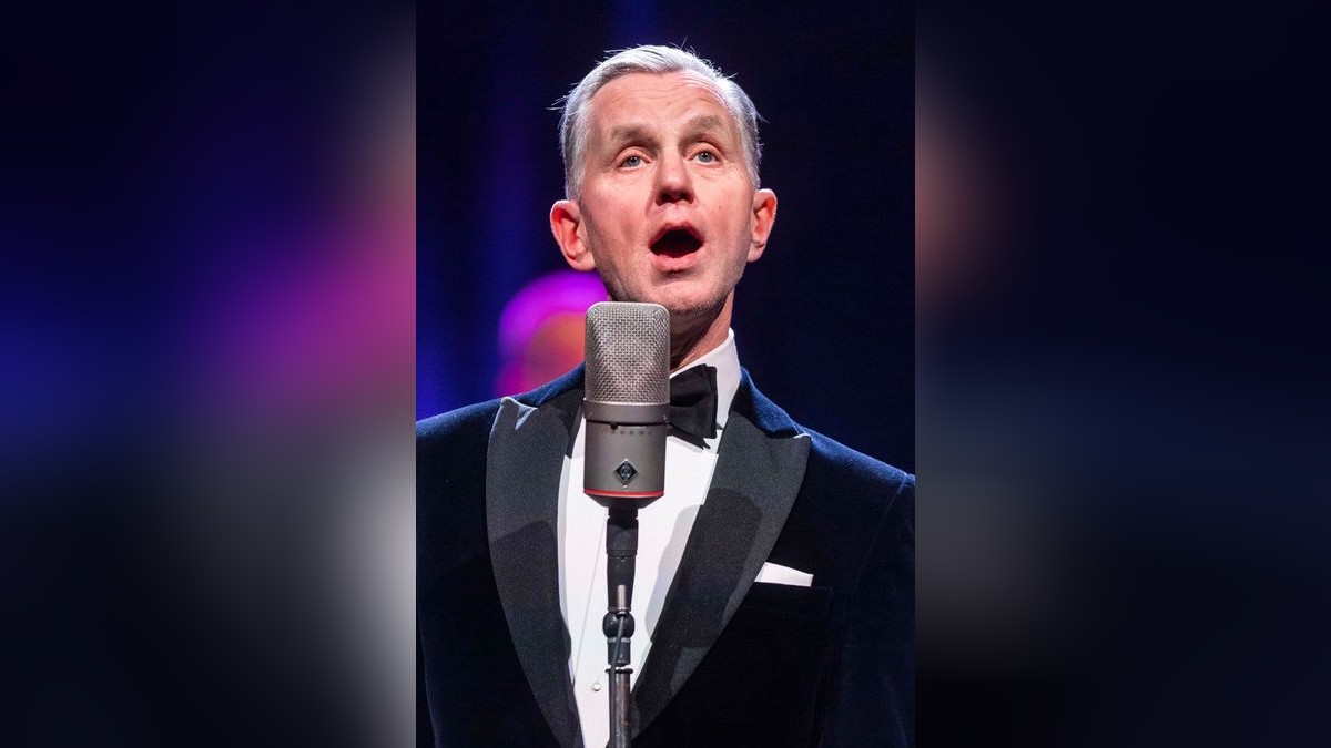 Max Raabe gastierte mit dem Palast Orchester in der Erfurter Messehalle, in der er mit Witz und Charme den Gästen den Sonntagabend versüßte.