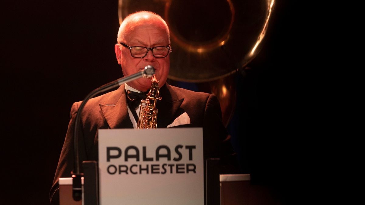 Max Raabe gastierte mit dem Palast Orchester in der Erfurter Messehalle, in der er mit Witz und Charme den Gästen den Sonntagabend versüßte.