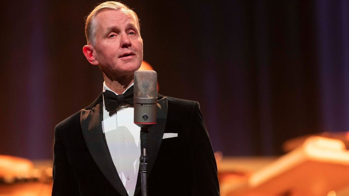 Max Raabe gastierte mit dem Palast Orchester in der Erfurter Messehalle, in der er mit Witz und Charme den Gästen den Sonntagabend versüßte.