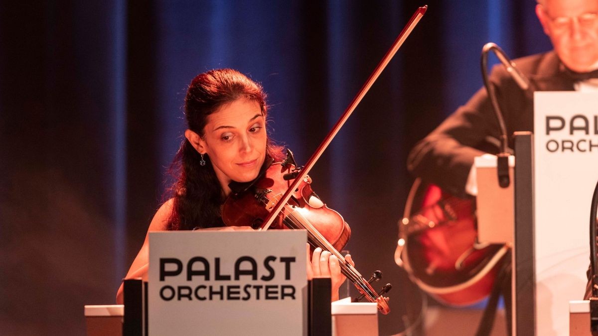 Max Raabe gastierte mit dem Palast Orchester in der Erfurter Messehalle, in der er mit Witz und Charme den Gästen den Sonntagabend versüßte.