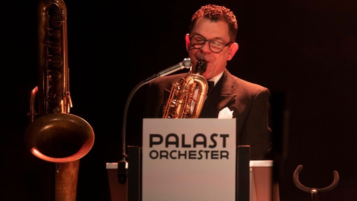 Max Raabe gastierte mit dem Palast Orchester in der Erfurter Messehalle, in der er mit Witz und Charme den Gästen den Sonntagabend versüßte.