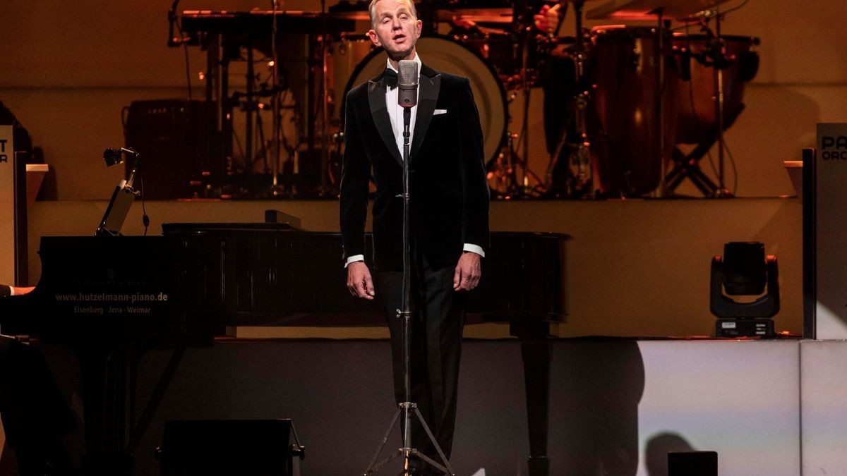 Max Raabe gastierte mit dem Palast Orchester in der Erfurter Messehalle, in der er mit Witz und Charme den Gästen den Sonntagabend versüßte.