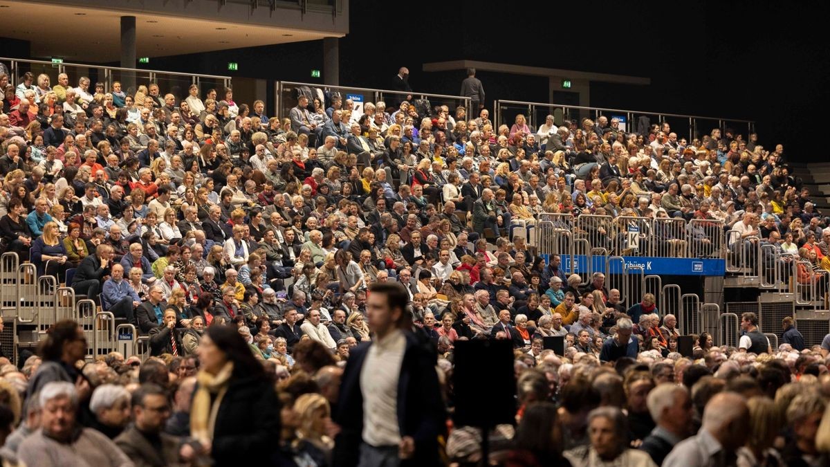 Max Raabe gastierte mit dem Palast Orchester in der Erfurter Messehalle, in der er mit Witz und Charme den Gästen den Sonntagabend versüßte.