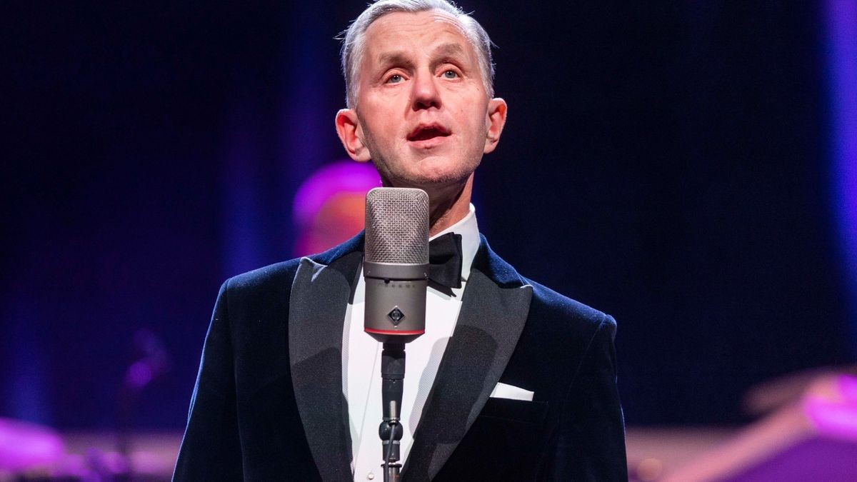 Max Raabe gastierte mit dem Palast Orchester in der Erfurter Messehalle, in der er mit Witz und Charme den Gästen den Sonntagabend versüßte.