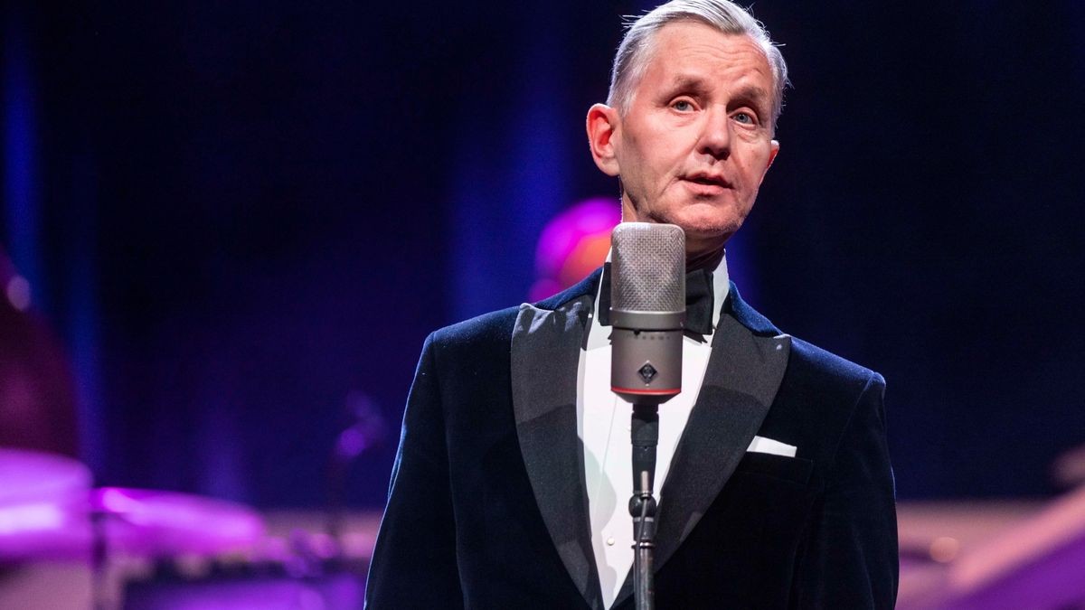 Max Raabe gastierte mit dem Palast Orchester in der Erfurter Messehalle, in der er mit Witz und Charme den Gästen den Sonntagabend versüßte.