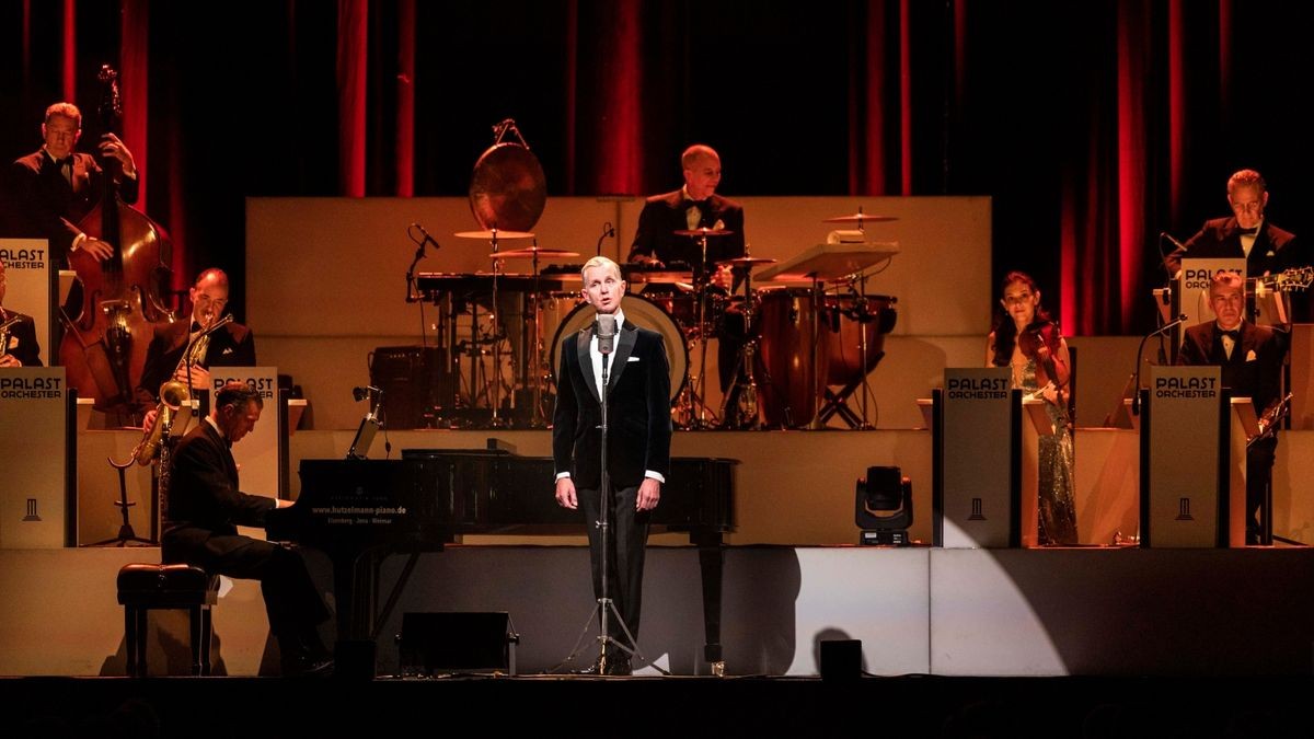 Max Raabe gastierte mit dem Palast Orchester in der Erfurter Messehalle, in der er mit Witz und Charme den Gästen den Sonntagabend versüßte.