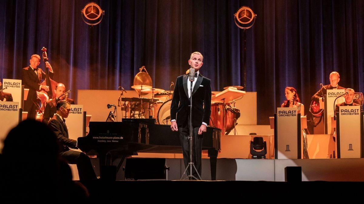 Max Raabe gastierte mit dem Palast Orchester in der Erfurter Messehalle, in der er mit Witz und Charme den Gästen den Sonntagabend versüßte.