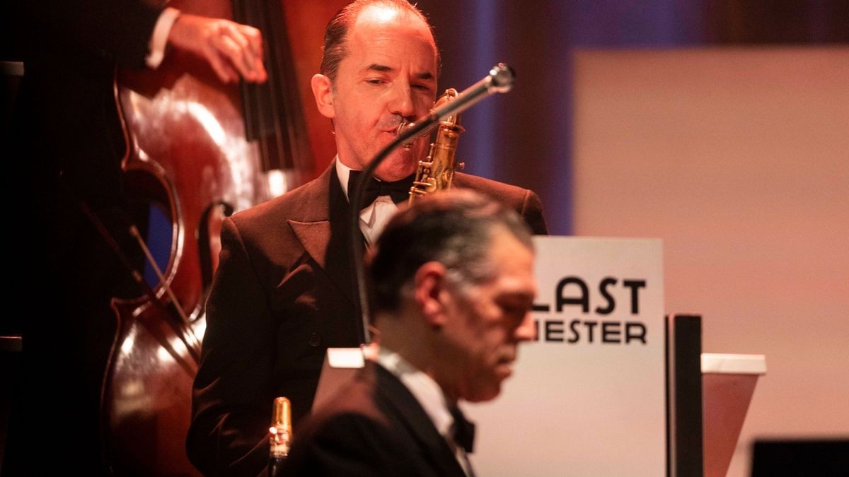 Max Raabe gastierte mit dem Palast Orchester in der Erfurter Messehalle, in der er mit Witz und Charme den Gästen den Sonntagabend versüßte.