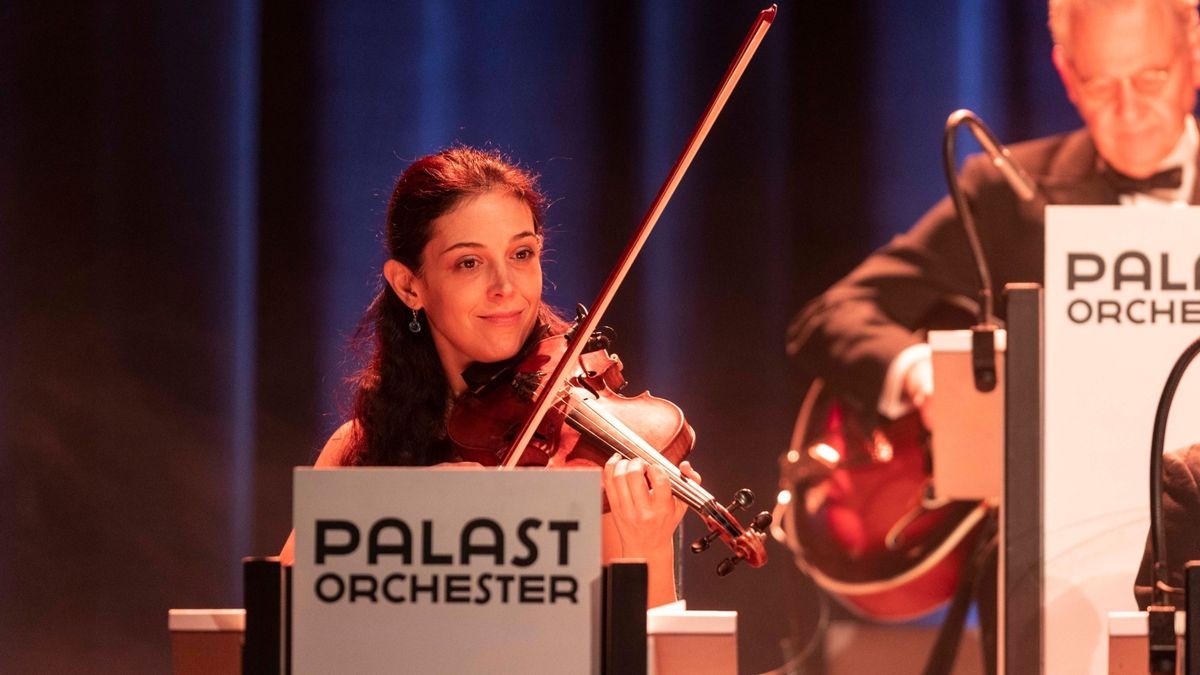 Max Raabe gastierte mit dem Palast Orchester in der Erfurter Messehalle, in der er mit Witz und Charme den Gästen den Sonntagabend versüßte.