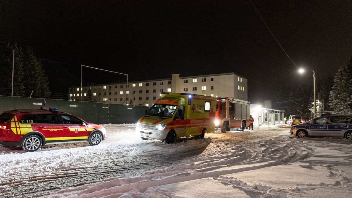 Zunächst sei man dort von einem Zimmerbrand ausgegangen.