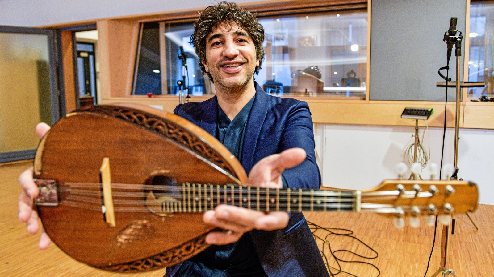 Porno videoni tomosha qiling Video seks porno otasi qizining xonasiga kirdi