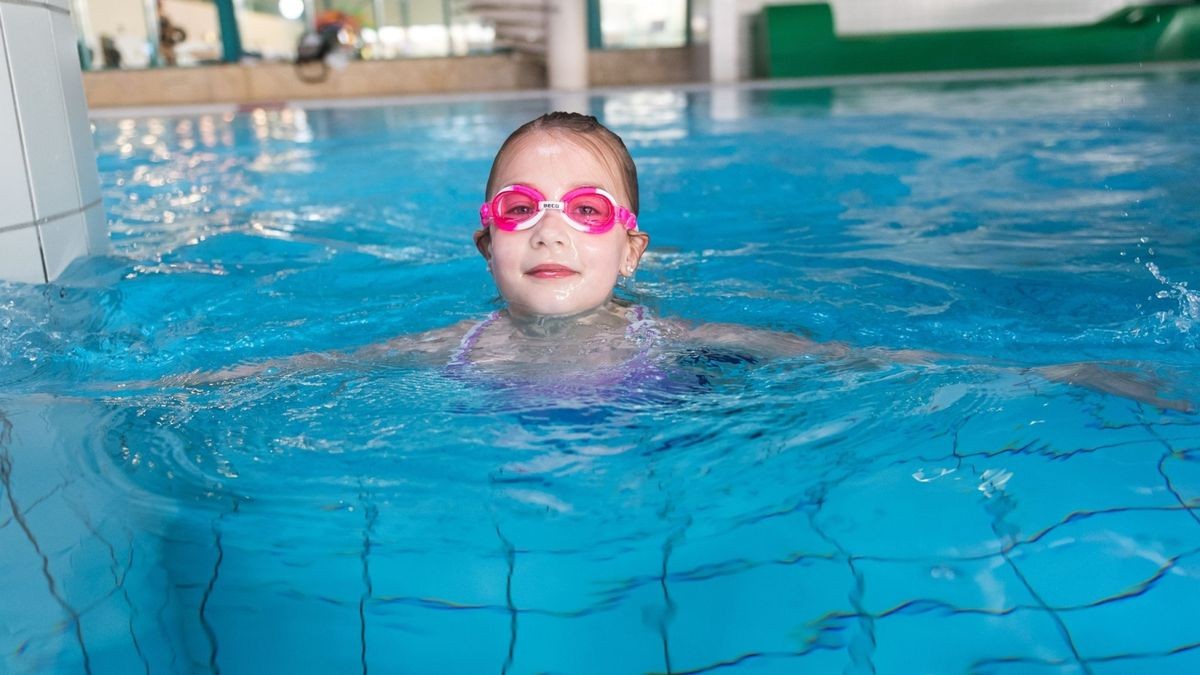 Keine Angst vor dem Wasser: Schon in der Badewanne zu Hause können Eltern einiges dafür tun, dass sich Kinder später im Schwimmbad wohlfühlen.