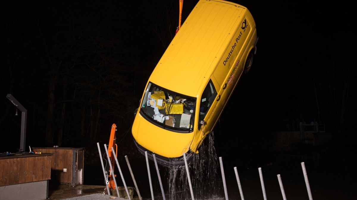 Der Transporter landete im Dorfteich (Symbolbild).