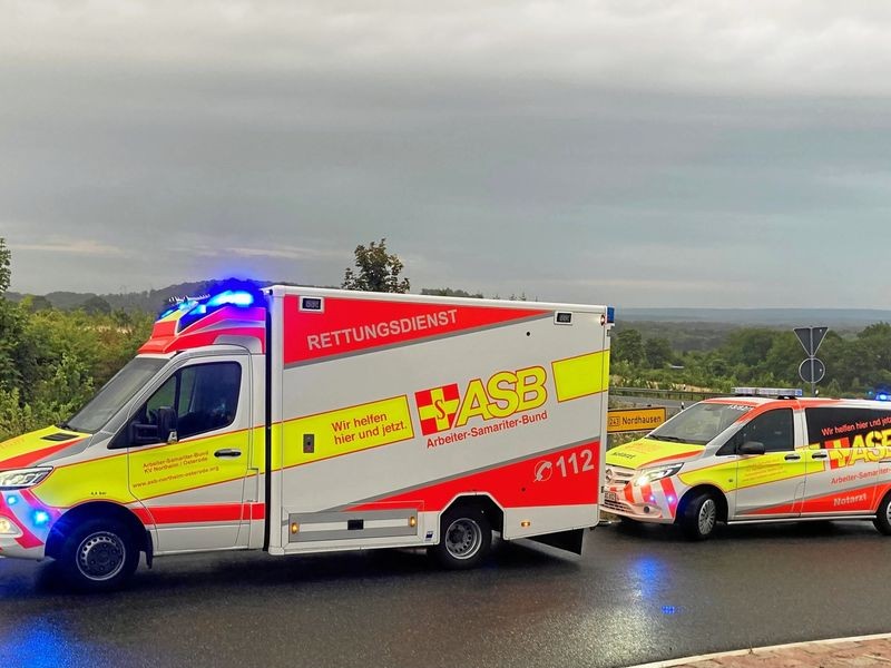 Unfall bei Osterode Auto wird gegen Bäume gedrückt