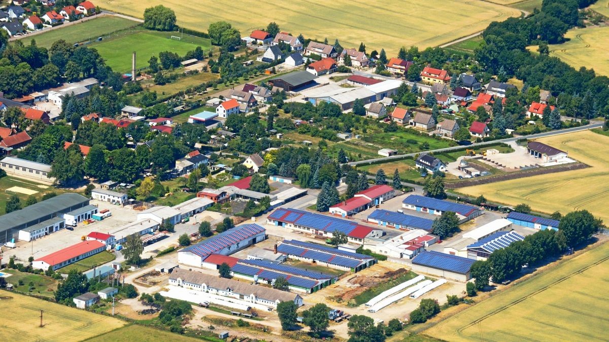 Solardächer auf Hallen in Greußen, im Kyffhäuserkreis. Thüringer Firmen sollen verstärkt in erneuerbare Energie investieren. 