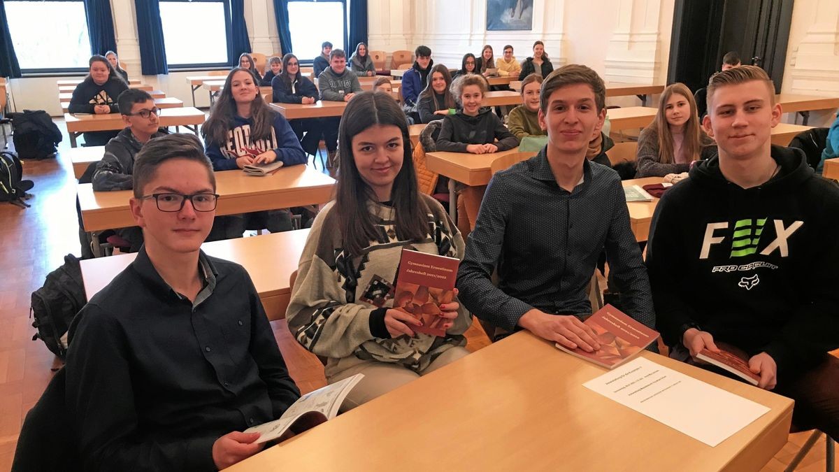 Die Schülersprecher Luis Dimde, Tim Greschuchna, Charlotte Großkopf sowie  Richard Krug (Klassensprecher 11/1 – von rechts) mit dem neuen Jahresheft 2021/22 des Gymnasiums Ernestinum in der Aula der Myconiusschule.