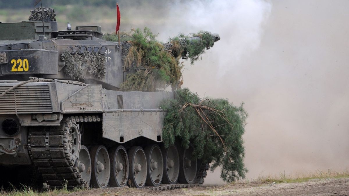 Ein Panzer Leopard 2A6 des Panzerlehrbataillones 93 der Bundeswehr auf dem Truppenübungsplatz Oberlausitz.