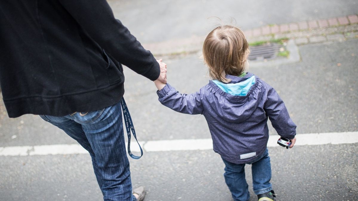 Knapp 2,9 Millionen Kinder und Jugendliche waren laut Bertelsmann Stiftung 2021 bundesweit von Armut bedroht - das entspricht einem Anteil von 20,8 Prozent.