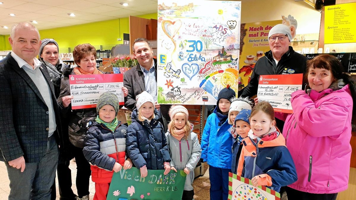 Edeka-Verkaufsleiter Joachim Kalb (2. von rechts) überreichte anlässlich des 30-jährigen Geschäftsjubiläums Spendenschecks für die Kindergärten Günthersleben und Wechmar.