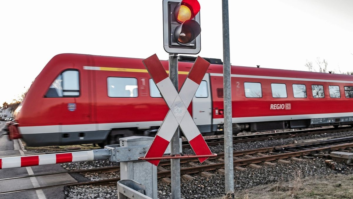 Die Bahn hat auch für Februar und März wieder Einschränkungen und Schienenersatzverkehr wegen fehlendem Stellwerkspersonal für mehrere Strecken in Thüringen angekündigt.