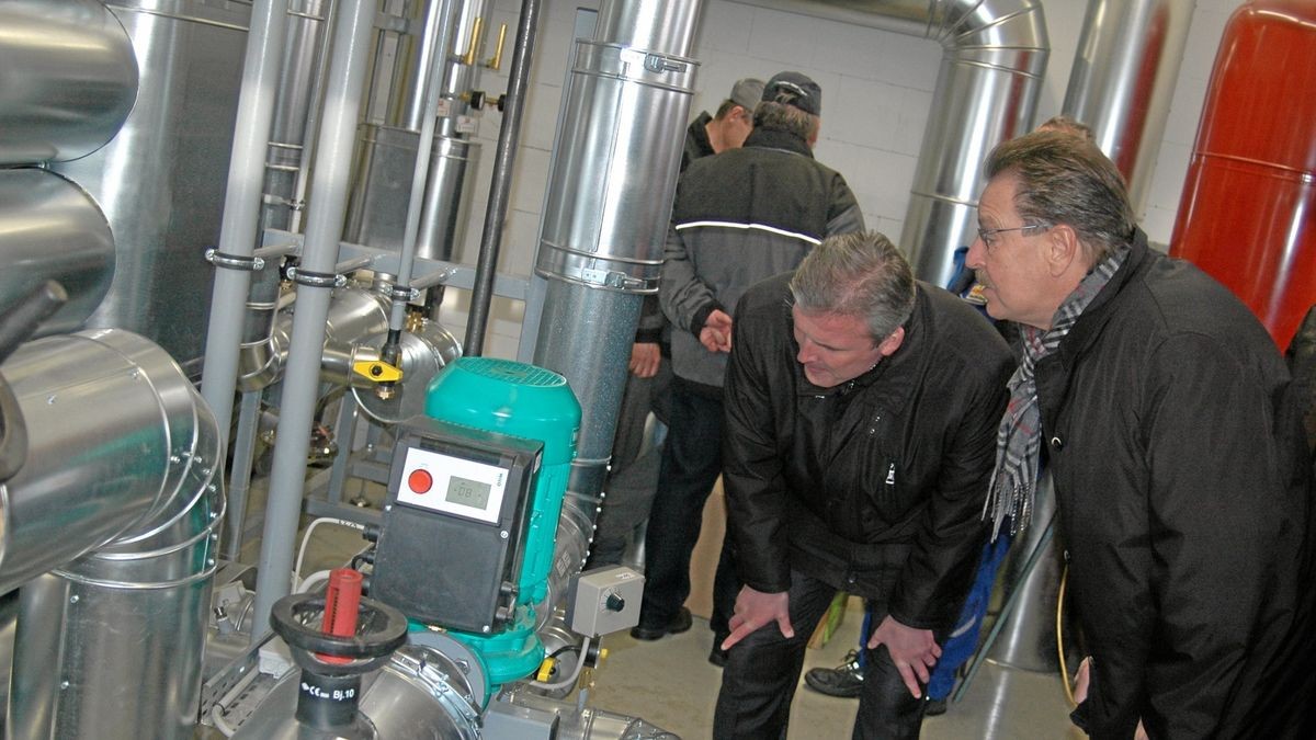 13. Dezember 2010: Oberbürgermeister Andreas Bausewein und der damalige Sportdezernent Dietrich Hagemann (rechts) bei der Besichtigung der teuren Rasenheizungstechnik.