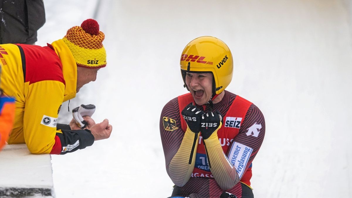 Dajana Eitberger schreit im Ziel ihre Freude heraus, Bundestrainer Norbert Loch ist einer der ersten Gratulanten.