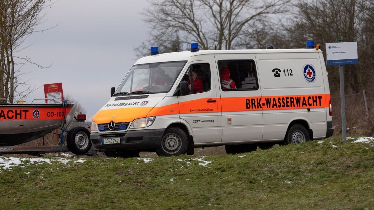 Nachdem Hinweise an einem vereisten Wasserspeicher bei Westhausen entdeckt wurden, suchten Feuerwehr und Taucher der Wasserrettung den Bereich weiträumig ab. 