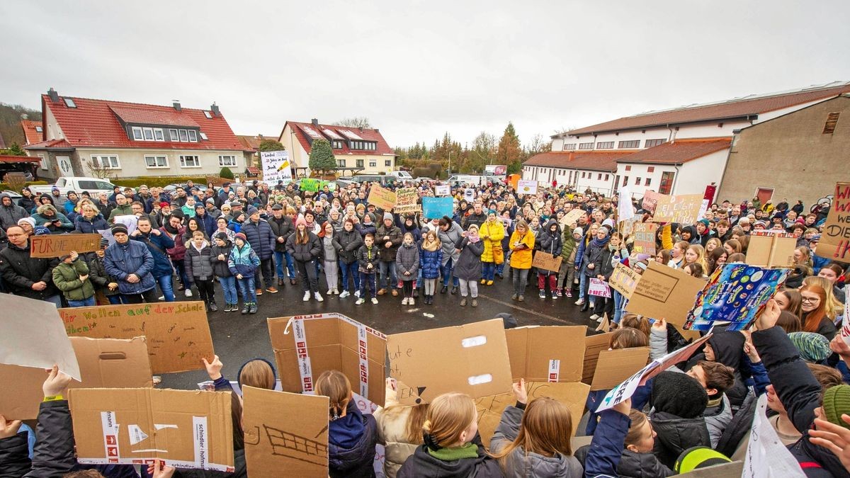 Mehrere hundert Menschen demonstrieren am Freitagvormittag für den Erhalt des Seilergymnasiums in Schlotheim.