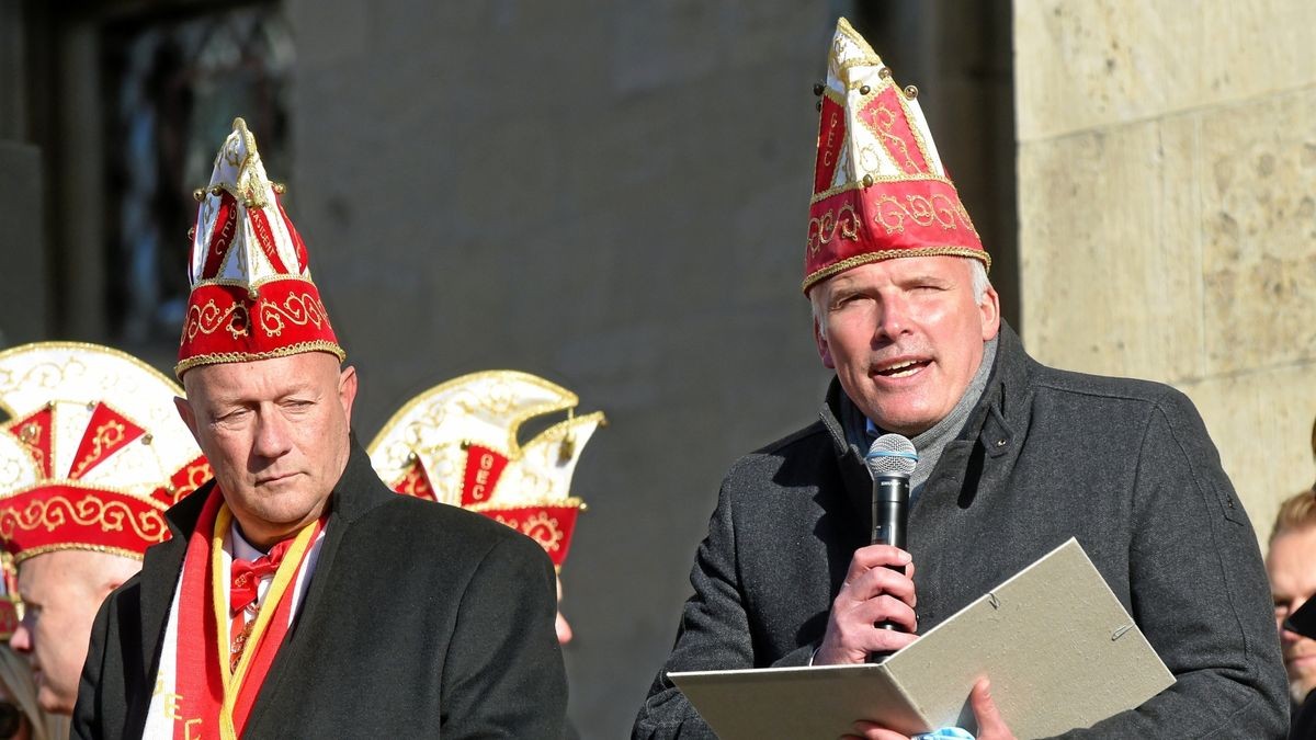 Andreas Bausewein und Thomas Kemmerich zelebrierten mit zahlreichen Karnevalisten in 2021 den 11.11. wieder vor dem Rathaus. Ein Umzug fand aber weder 2021 noch 2022 statt. 