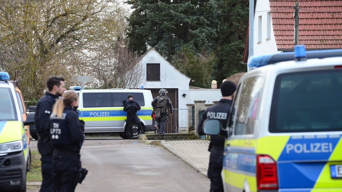 Bei der anschließenden Durchsuchung des Gebäudes wurde keine Waffe aufgefunden. 