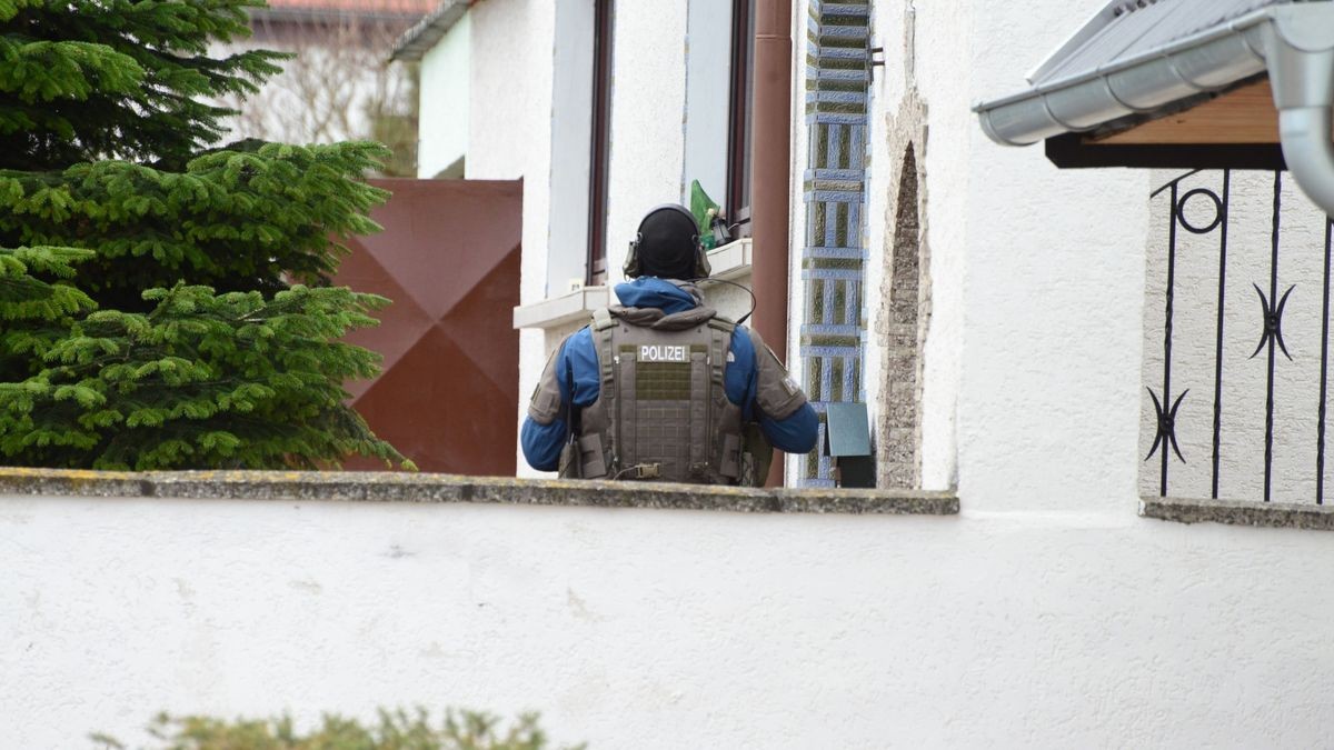 Zwei Tage nach den Angriffen auf Polizeiautos und Polizisten in Sömmerda ist das SEK am Dienstagmorgen im Einsatz. Es soll erneut Hinweise auf Waffen geben.