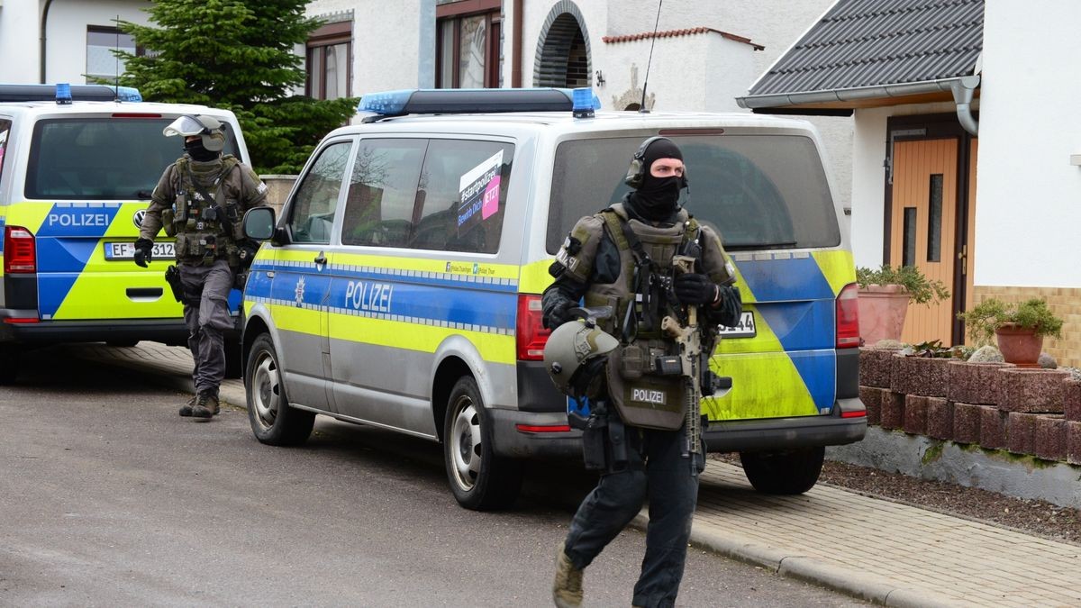 Spezialisten des Landeskriminalamtes durchsuchen demnach ein Haus.