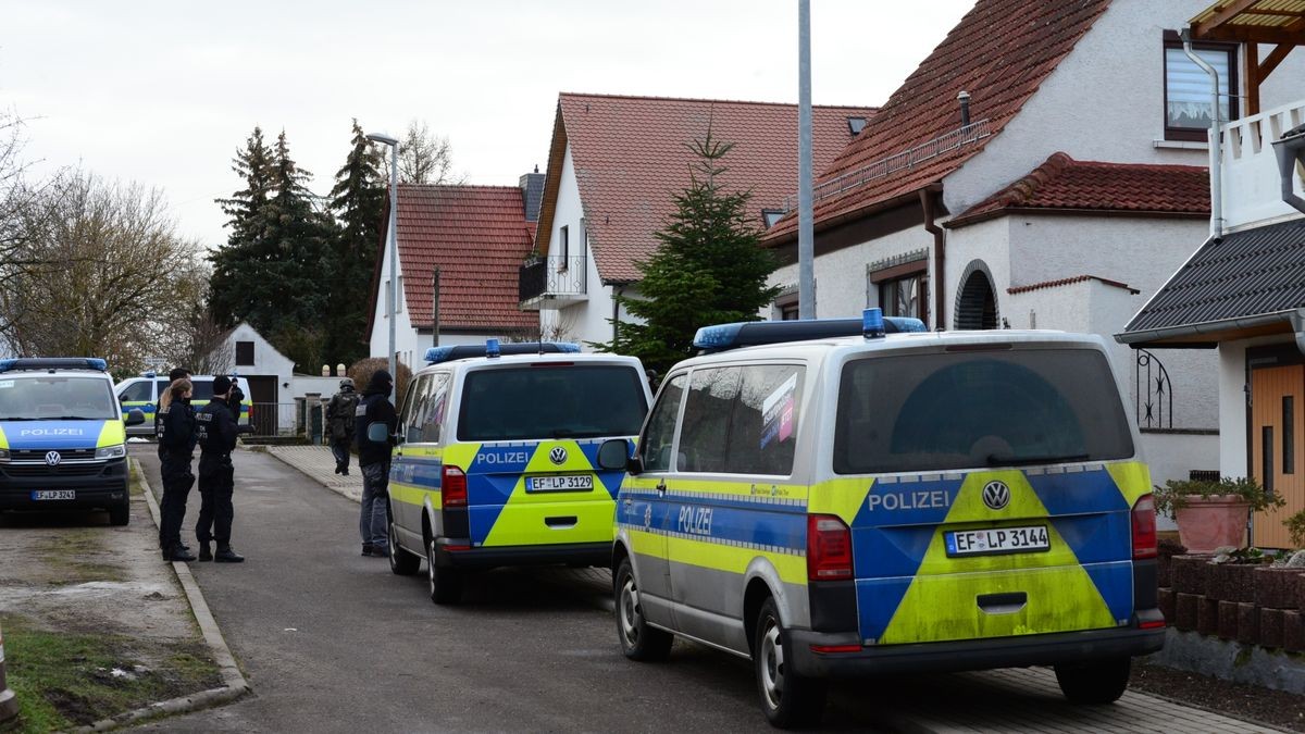 Bei einem Einsatz der Polizei in Sömmerda wurden mehrere Beamte mit Steinen beworfen und drei Polizeiautos beschädigt.