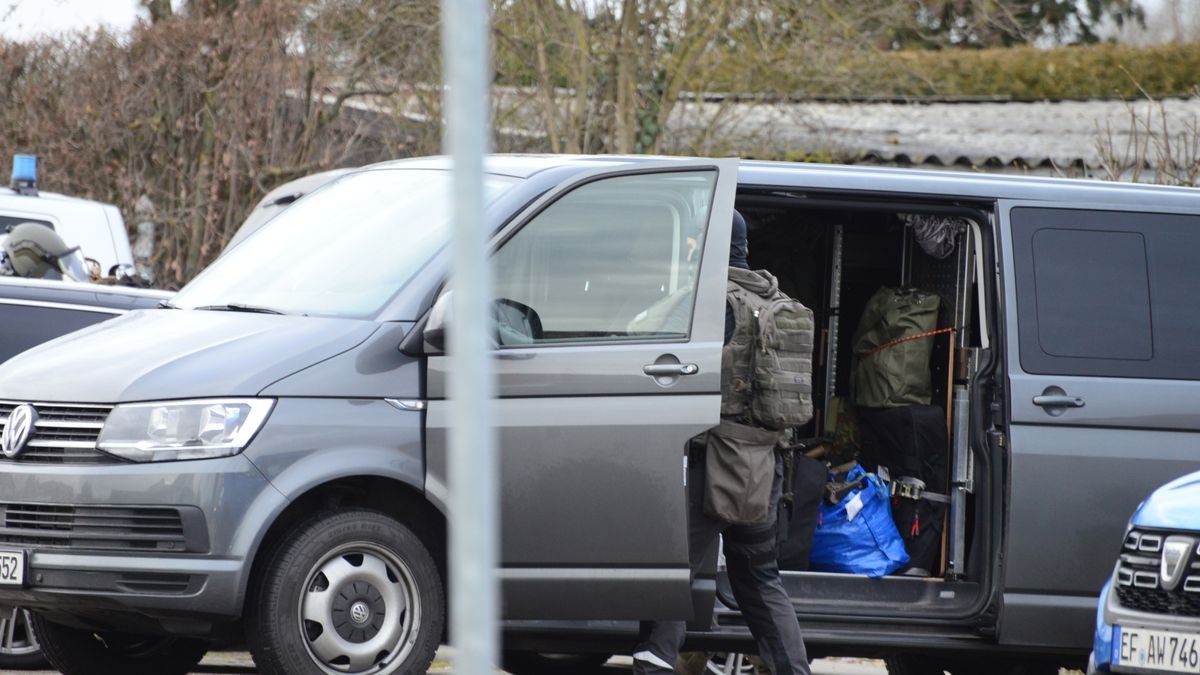 Zwei Tage nach den Angriffen auf Polizeiautos und Polizisten in Sömmerda ist das SEK am Dienstagmorgen im Einsatz. Es soll erneut Hinweise auf Waffen geben.