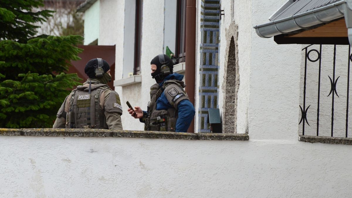 Zwei Tage nach den Angriffen auf Polizeiautos und Polizisten in Sömmerda ist das SEK am Dienstagmorgen im Einsatz. Es soll erneut Hinweise auf Waffen geben.