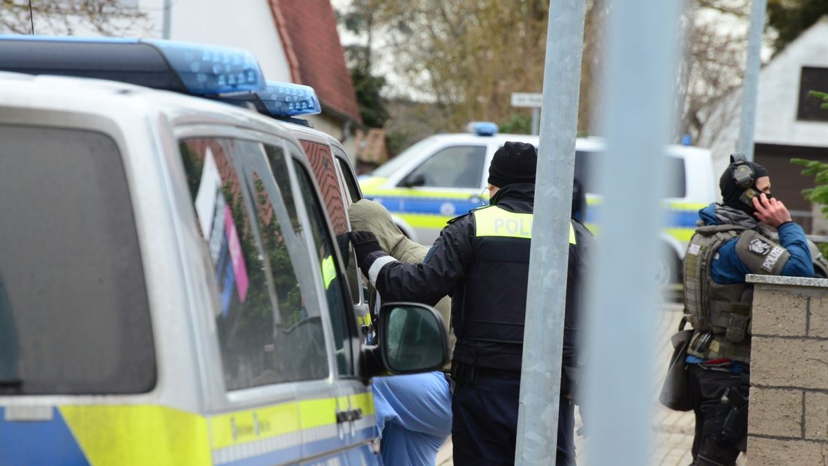 Während die Polizisten vor Ort Ermittlungen durchführten, warfen Unbekannte mit Steinen die Scheiben von drei Streifenwagen ein. 