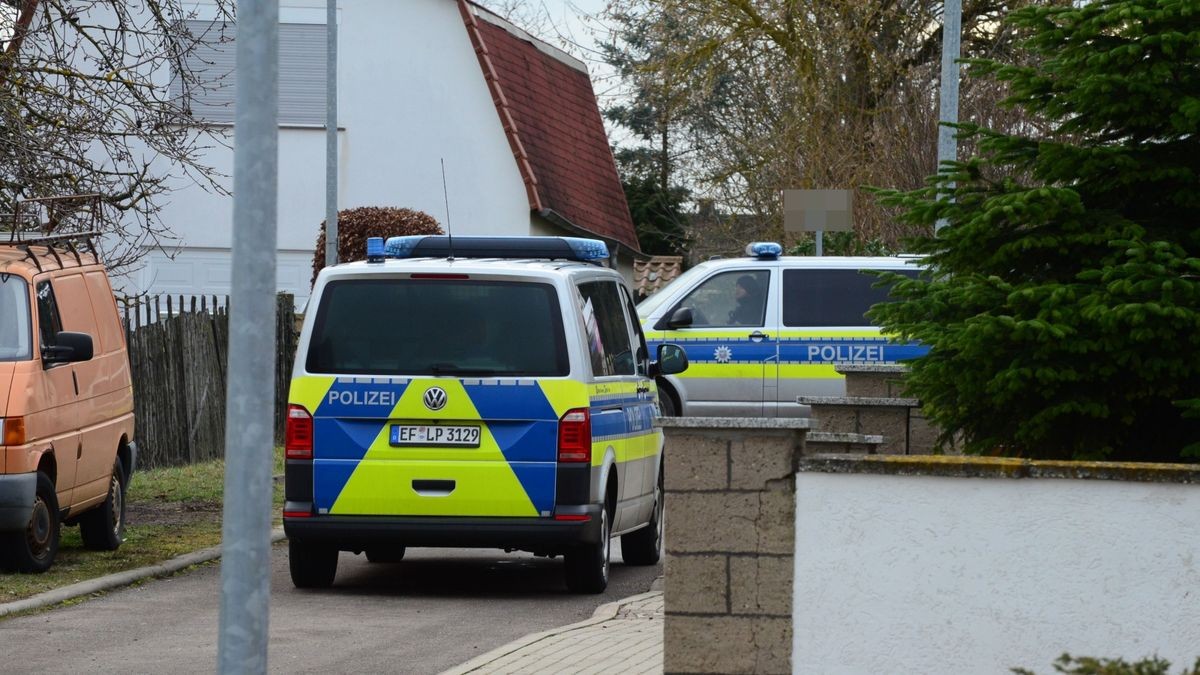 Bei Ankunft der Polizei flüchtete mindestens eine Person vom Tatort.