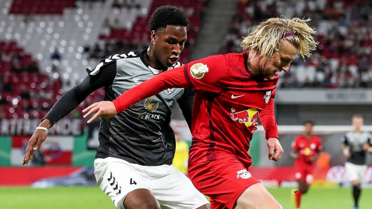 Ismael Mansaray (links) – hier beim DFB-Pokalspiel im Duell mit Leipzigs Emil Forsberg – wechselt nach Erfurt.