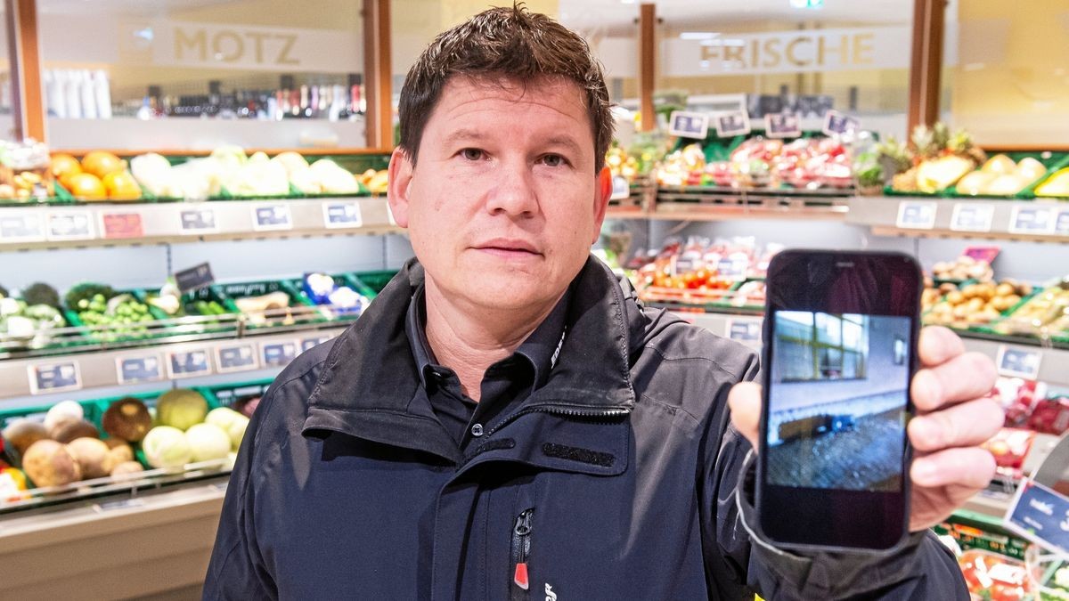 Andreas Motz ist Inhaber des Edeka-Marktes in Heyerode. Er hat die kaputte Fensterscheibe noch in der Nacht fotografiert. Mittlerweile ist sie provisorisch repariert.