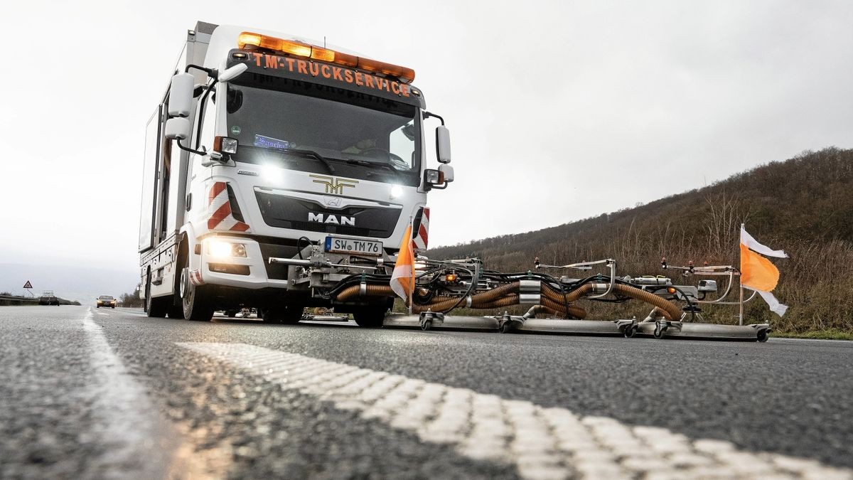 Mit Spezialfahrzeuge wurde die A7 gereinigt.