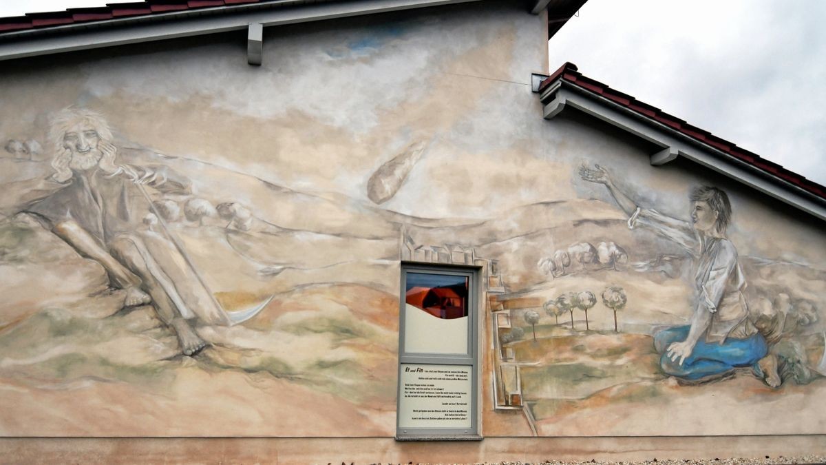 An der Fassade von Buttelstedts Kindergarten ist die Sage der beiden Riesen Et und Fin, die sich den Wetzstein zuwerfen, bildlich dargestellt.