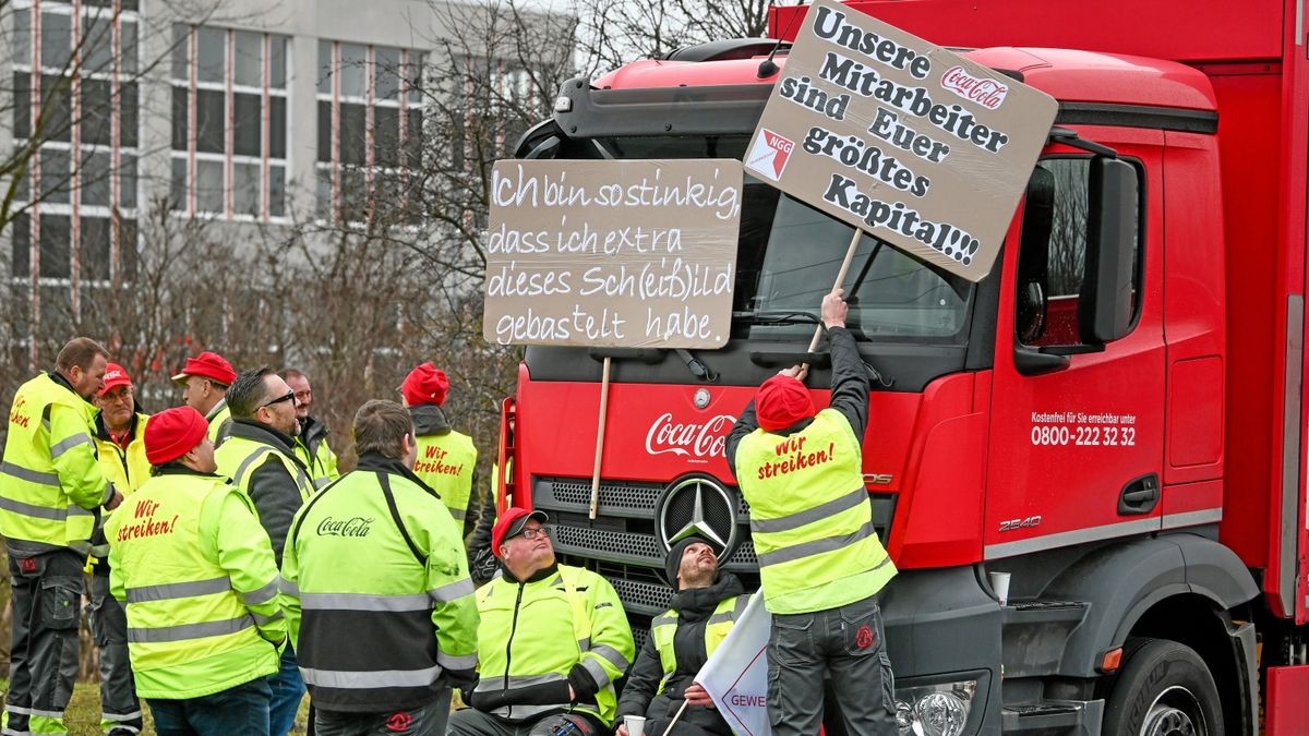 Mit Weimarer Beteiligung versammelten sich die Coca-Cola-Beschäftigten in Halle zur zentralen Streikkundgebung.