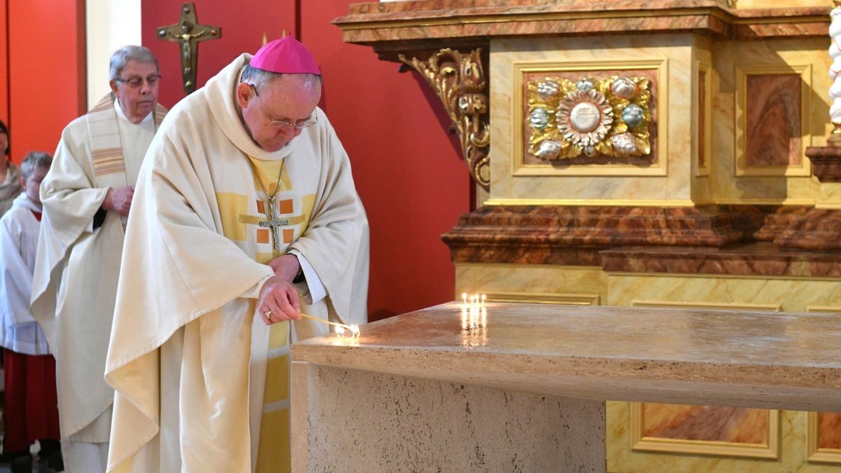 Bischof Ulrich Neymeyr weihte beim Festgottesdienst am Sonntag den Altar und segnete den neuen Ambo sowie den Tabernakel.