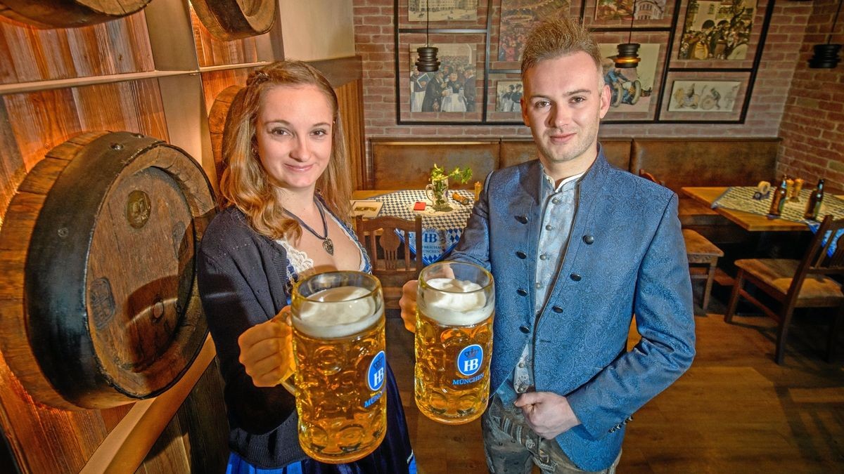 Maria und Marcus Albrecht sind die neuen Pächter der „Schönen Aussicht“. Dort wird es auch weiterhin das Hofbräu-Bier aus München geben.  