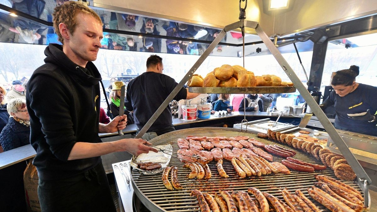 Bratwurst und Brätl - die Rostkultur auf dem Domplatz ist ein Garant für viele hungrige Gäste.