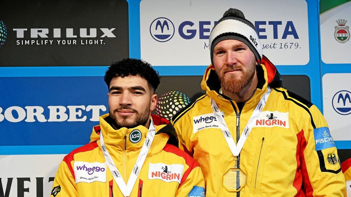 Der Erfurter Benedikt Hertel (rechts) mit seinem Oberhofer Piloten Adam Ammour bei Ehrung zum Juniorenweltmeister in Winterberg.