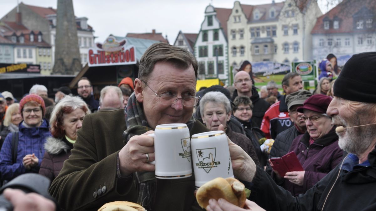 Auf der 14. Rostkultur hat sich auch Ministerpräsident Bodo Ramelow eine Bratwurst und eine passendes Getränk gegönnt.