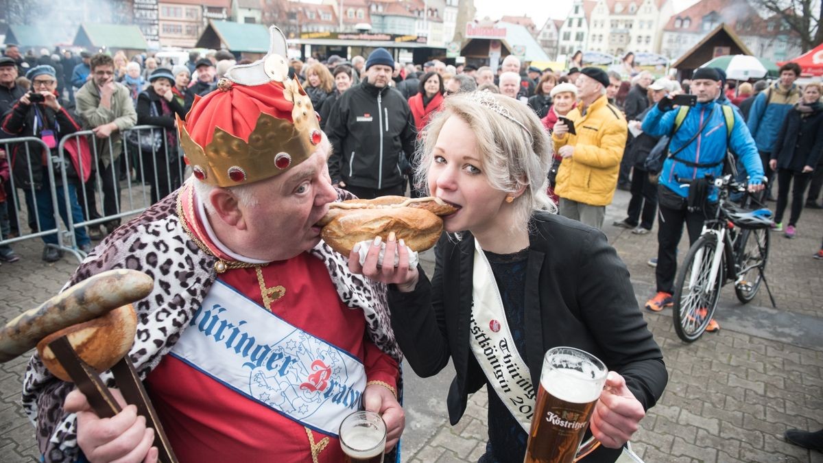 Bratwurstkönigs Gerhard Herbst und Thüringer Wurstkönigin Jenny Hermani ließen auch 2016 die altbewährte Tradition aufleben - und bissen gemeinsam die lange Bratwurst an.