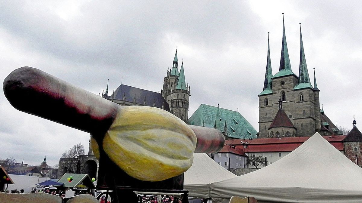 Von Holzhausen vom Bratwurstmuseum wurde das Bratwurstfeuer 2011 erst nach Arnstadt dann durch Läufer nach Erfurt getragen. Die große Modell-Bratwurst darf nicht fehlen und weist bereits von der Marktstraße her den Weg zum Festplatz.